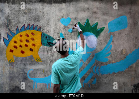 Künstler machen Wand Graffiti in Bandra Village in westlichen Vororten von Bombay Mumbai; Maharashtra; Indien Stockfoto