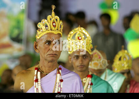 Männer nach der Einnahme von deeksha als Mönche, die Krone am Mahamasthakabhisheka Jain Festival tragen; Shravanabelagola; Hassan Karnataka Indien Stockfoto