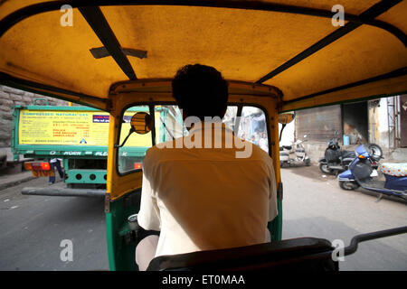 Auto-Rikscha-Fahrer fahren Rikscha auf Straßen von Indien Stockfoto