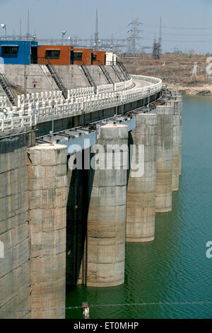 Spalten auf Fluss Narmada unter Mehrzweck Indira Sagar Projekt Indira Sagar Damm steht hoch gelegen Khandwa Stockfoto