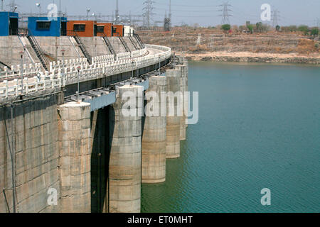 Spalten auf Fluss Narmada unter Mehrzweck Indira Sagar Projekt Indira Sagar Damm steht hoch gelegen Khandwa Stockfoto