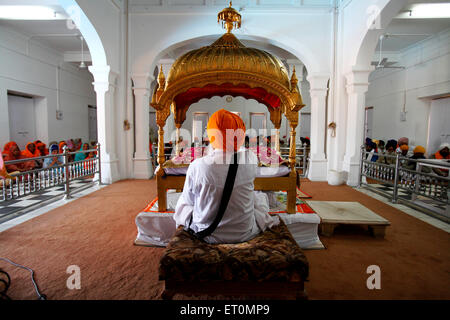 Sikh Kleriker Wellen Schneebesen über Heilige Guru Granth Sahib an Anandpur Sahib Gurudwara in Rupnagar Bezirk; Punjab; Indien Stockfoto