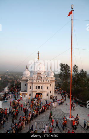 Luftaufnahme des Gurdwara in der Anandgarh Stadt von Anandpur Sahib in Rupnagar Bezirk; Punjab; Indien Stockfoto