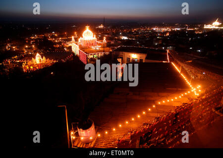 Beleuchtetes Gurudwara, Hola Mohalla, Hola Festival, Anandpur Sahib, Anandpur, Rupnagar, Ropar, Punjab, Indien, Indianer Stockfoto