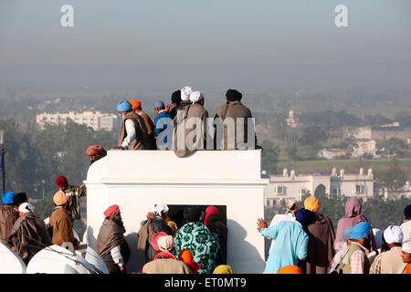 Menge, Anandgarh Fort, Hola Mohalla, Hola Festival, Anandpur Sahib, Anandpur, Rupnagar, Ropar, Punjab, Indien, Indianer Stockfoto