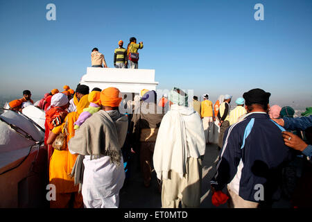 Anhänger der Hola Mohalla feiern von der Spitze des Anandgarh Fort bei Anandpur Sahib Rupnagar beobachten Stockfoto