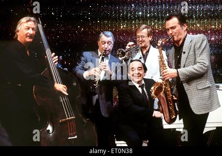 Datei - eine Datei Bild vom 4. März 1986 zeigt Musiker (L-R) James Last, Hugo Strasser, Hazy Osterwald, Max Greger und Paul Kuhn (vorne) ausführen, während eine Geburtstag-show des deutschen öffentlich-rechtlichen Sender ZDF unter dem Titel "Hallo Max" in Müncheberg, Deutschland. Deutscher Bandleader und Komponist James Last ist gestorben am 9. Juni 2015 im Alter von 86 in Florida, USA, sagte sein langjähriger Konzert-Veranstalter Semmel Concerts am 10. Juni 2015. Foto: Istvan Bajzat/dpa Stockfoto