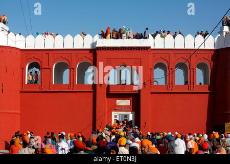 Anhänger am Eingang des Anandgarh Forts während der Feier der Hola Mohalla an Anandpur Sahib Rupnagar Stockfoto