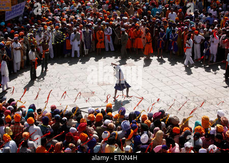 Nihang oder Sikh Krieger Durchführung Stunts mit Schwertern während Hola Mohalla feiern bei Anandpur Sahib in Rupnagar Stockfoto