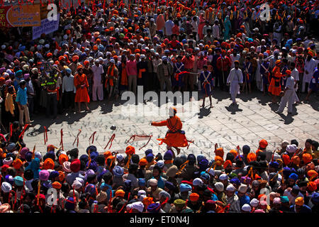 Nihang oder Sikh Krieger Durchführung Stunts mit Schwertern während Hola Mohalla feiern bei Anandpur Sahib in Rupnagar Stockfoto