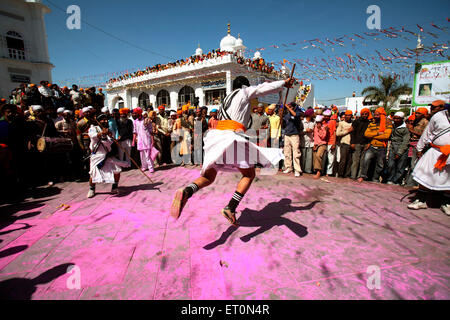 Nihang oder Sikh Krieger Durchführung Stunts mit Schwertern während Hola Mohalla feiern bei Anandpur Sahib Rupnagar Punjab india Stockfoto