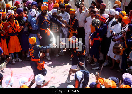 Nihang oder Sikh Krieger Durchführung Stunts mit Schwertern in während Hola Mohalla feiern bei Anandpur Sahib in Rupnagar Stockfoto