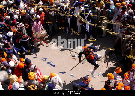 Nihang oder Sikh Krieger Durchführung Stunts mit Bhala in während Hola Mohalla feiern bei Anandpur Sahib in Rupnagar Stockfoto