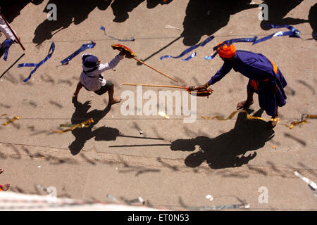 Nihang oder Sikh Krieger Durchführung Stunts mit Holzschwertern in während Hola Mohalla feiern bei Anandpur sahib Stockfoto