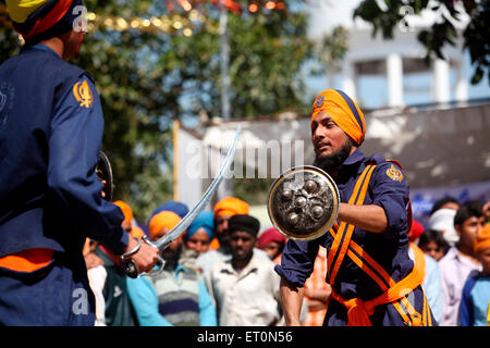 Nihang oder Sikh Krieger Durchführung Stunts mit Schwert und Schild in während Hola Mohalla feiern bei Anandpur sahib Stockfoto