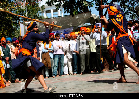 Nihang oder Sikh Krieger Durchführung Stunts mit Holzstäbchen in während Hola Mohalla feiern bei Anandpur sahib Stockfoto