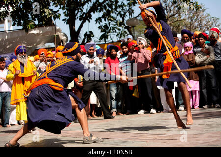 Nihang oder Sikh Krieger Durchführung Stunts mit Holzstäbchen in während Hola Mohalla feiern bei Anandpur sahib Stockfoto