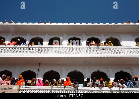 Anhänger, die Prozession der Hola Mohalla Festival von Anandpur Sahib Gurudwara in Rupnagar Bezirk beobachten; Punjab; Indien Stockfoto