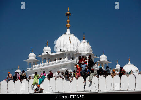 Anhänger, die Prozession der Hola Mohalla Festival von Anandpur Sahib Gurudwara in Rupnagar Bezirk beobachten; Punjab; Indien Stockfoto