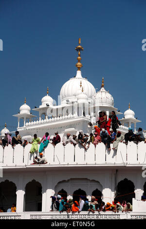 Anhänger, die Prozession der Hola Mohalla Festival von Anandpur Sahib Gurudwara in Rupnagar Bezirk beobachten; Punjab; Indien Stockfoto