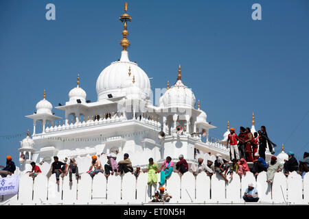 Anhänger, die Prozession der Hola Mohalla Festival von Anandpur Sahib Gurudwara in Rupnagar Bezirk beobachten; Punjab; Indien Stockfoto