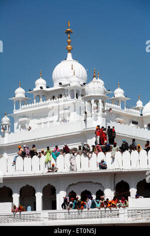 Anhänger, die Prozession der Hola Mohalla Festival von Anandpur Sahib Gurudwara in Rupnagar Bezirk beobachten; Punjab; Indien Stockfoto