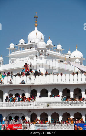 Anhänger, die Prozession der Hola Mohalla Festival von Anandpur Sahib Gurudwara in Rupnagar Bezirk beobachten; Punjab; Indien Stockfoto