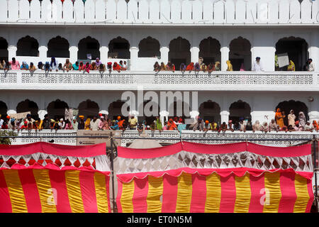 Anhänger, die Prozession der Hola Mohalla Festival von Anandpur Sahib Gurudwara in Rupnagar Bezirk beobachten; Punjab; Indien Stockfoto