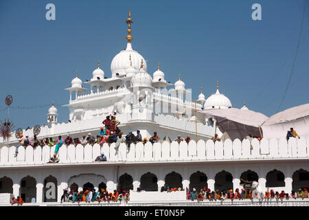 Anhänger, die Prozession der Hola Mohalla Festival von Anandpur Sahib Gurudwara in Rupnagar Bezirk beobachten; Punjab; Indien Stockfoto