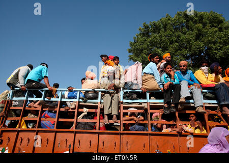 Anhänger an Bord der LKW nach Hola Mohalla Festival in Anandpur Sahib in Rupnagar Bezirk; Punjab; Indien Stockfoto