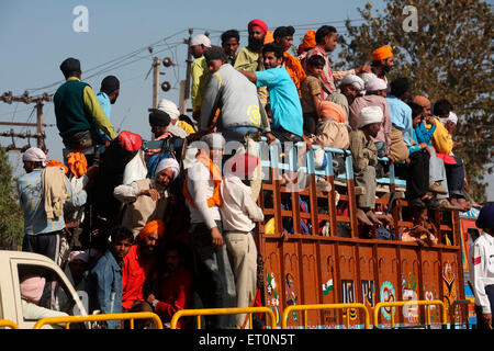 Anhänger an Bord der LKW nach Hola Mohalla Festival in Anandpur Sahib in Rupnagar Bezirk; Punjab; Indien Stockfoto