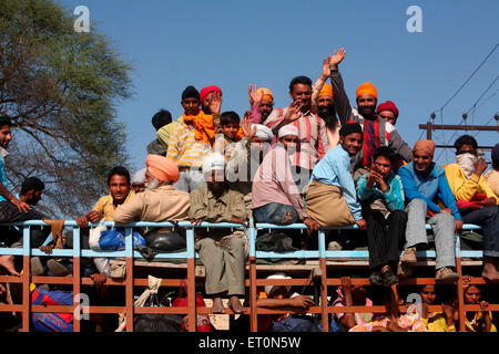 Anhänger an Bord der LKW nach Hola Mohalla Festival in Anandpur Sahib in Rupnagar Bezirk; Punjab; Indien Stockfoto