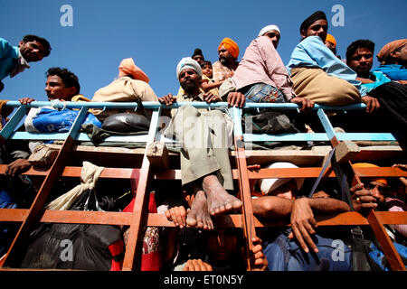 Anhänger an Bord der LKW nach Hola Mohalla Festival in Anandpur Sahib in Rupnagar Bezirk; Punjab; Indien Stockfoto