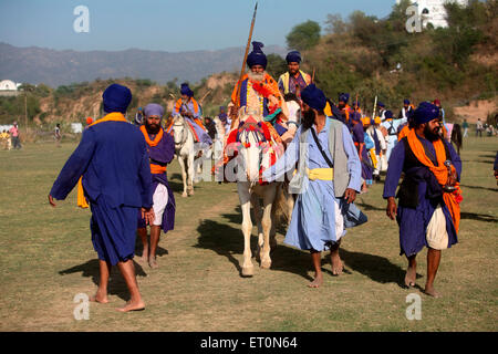 Nihangs oder Sikh Krieger während Hola Mohalla Feier bei Anandpur Sahib in Rupnagar Bezirk; Punjab; Indien nicht Herr Stockfoto