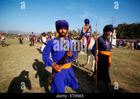 Nihang oder Sikh Krieger tragen Gewehr während Hola Mohalla Feier bei Anandpur Sahib in Rupnagar Bezirk Punjab Stockfoto