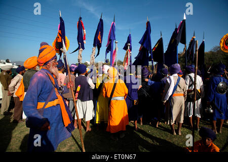 Nihangs oder Sikh Krieger mit Fahnen während Hola Mohalla Feier bei Anandpur Sahib in Rupnagar Stockfoto