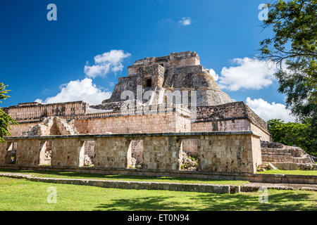 Piramide del Adivino (Zauberer-Haus), Maya-Ruinen bei Ausgrabungsstätte Uxmal, Halbinsel Yucatan, Mexiko Stockfoto