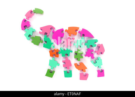 Bunte Puzzleteile in Elefanten-Form - isoliert auf weiß Stockfoto