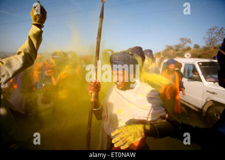 Nihangs oder Sikh Krieger werfen Farben auf jedem anderen während Holi Festival mit Feier der Hola Mohalla in Anandpur Sahib Punjab Indien - Stockfoto