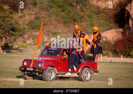 Nihangs oder Sikh Kriegern während der Hola Mohalla Feier bei Anandpur Sahib in Rupnagar in Maruti Suzuki fahren Stockfoto