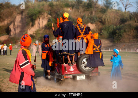 Gruppe von Nihangs oder Sikh Krieger während Hola Mohalla Feier bei Anandpur Sahib in Rupnagar in Maruti Suzuki fahren Stockfoto