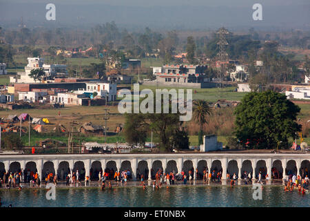 Blick auf Sarovar oder künstlichen See gebaut für Anhänger Bad mit viel Grün im Hintergrund bei Anandpur Sahib in Rupnagar Stockfoto