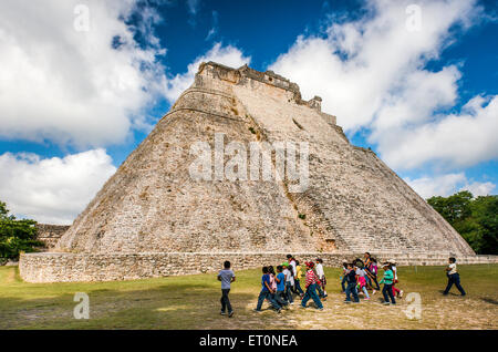 Kinder im Piramide del Adivino (Zauberer-Haus), Ruinen Maya bei Ausgrabungsstätte Uxmal, Halbinsel Yucatan, Mexiko Stockfoto