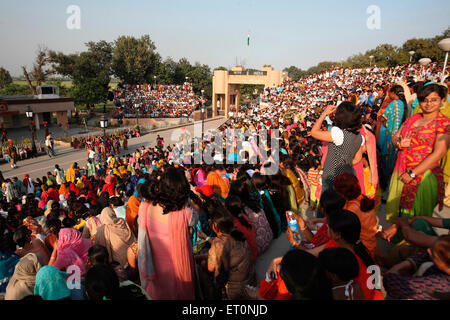 Menge für Wachablösung, Attari, Atari, Wagah-Grenze, Amritsar, Punjab, Indien, pakistanische Grenze, indische pakistanische Grenze Stockfoto