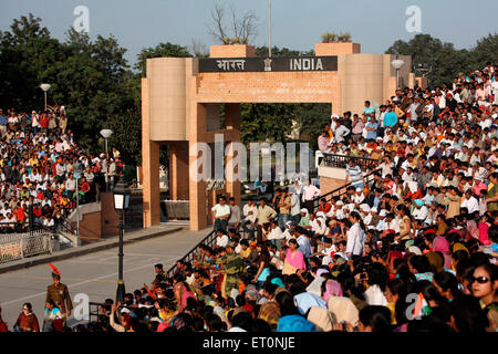 Menge für Wachablösung, Attari, Atari, Wagah-Grenze, Amritsar, Punjab, Indien, pakistanische Grenze, indische pakistanische Grenze Stockfoto