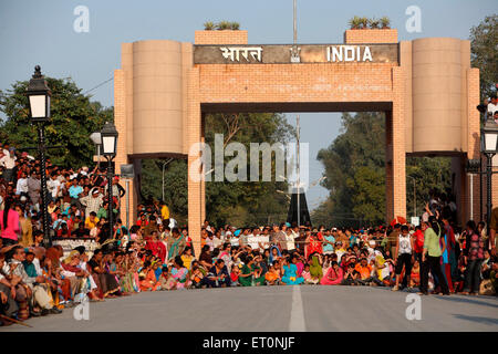 Menge für Wachablösung, Attari, Atari, Wagah-Grenze, Amritsar, Punjab, Indien, pakistanische Grenze, indische pakistanische Grenze Stockfoto