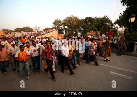 Menge für Wachablösung, Attari, Atari, Wagah-Grenze, Amritsar, Punjab, Indien, pakistanische Grenze, indische pakistanische Grenze Stockfoto