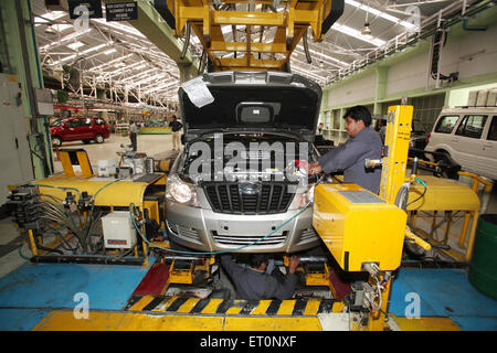 Autoherstellung Montageband Mann arbeitet Indien indische Autofabrik asiatische Automobilindustrie Stockfoto