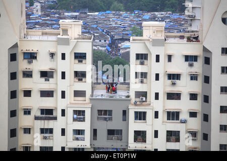 Gebäude und Slum , unterer Parel , Bombay , Mumbai , Maharashtra ; Indien Stockfoto