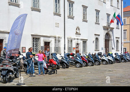 Koper Slowenien istrischen Halbinsel Piaggio 3-Rad scooter Enthusiasten sammeln für eine Kundgebung in der Tito Platz in Koper Zentrum () Stockfoto